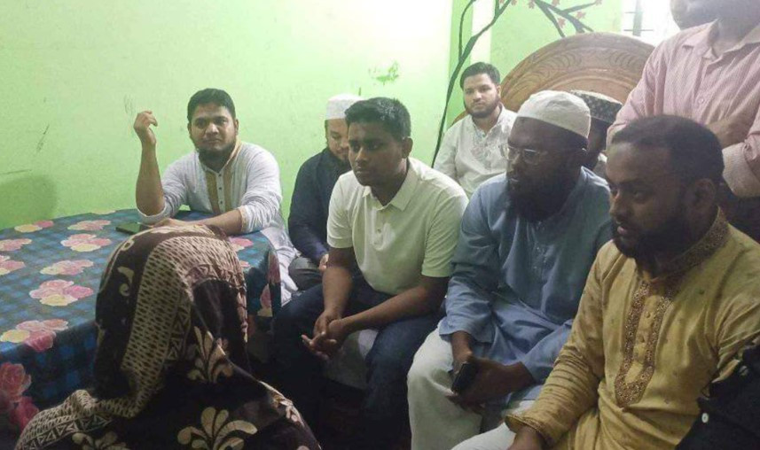 কুমিল্লার ১১ শহীদের বাড়িতে গিয়েছেন সমন্বয়ক হাসনাত আবদুল্লাহ